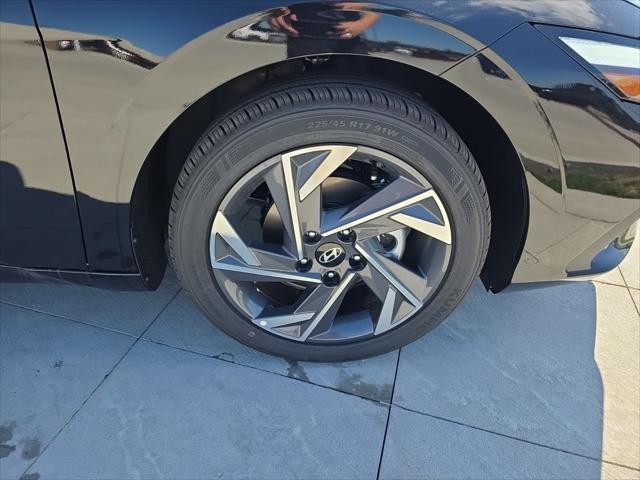 Hyundai Elantra Vehicle Full-screen Gallery Image 31