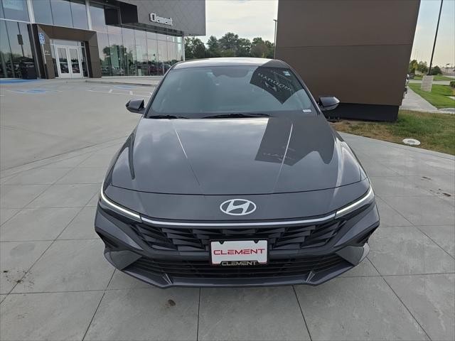 Hyundai Elantra Vehicle Full-screen Gallery Image 2