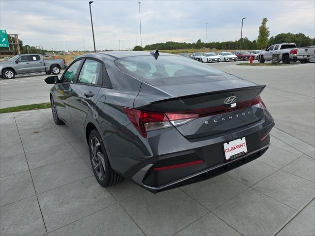 Hyundai Elantra Vehicle Full-screen Gallery Image 8