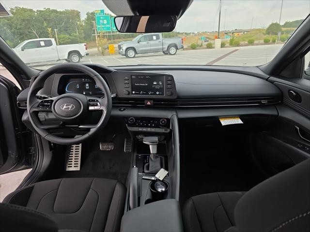 Hyundai Elantra Vehicle Full-screen Gallery Image 9