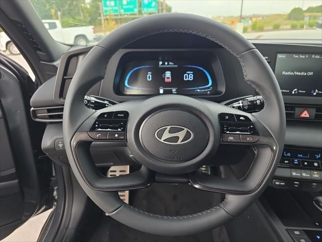 Hyundai Elantra Vehicle Full-screen Gallery Image 11