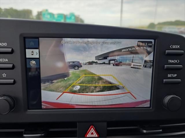 Hyundai Elantra Vehicle Full-screen Gallery Image 17