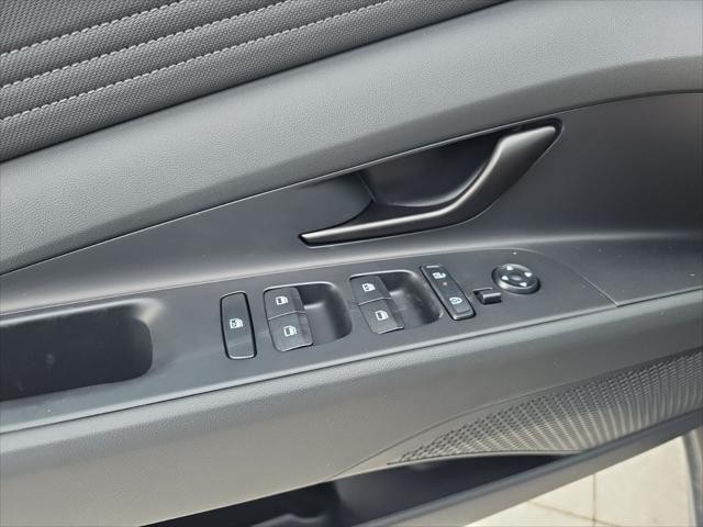 Hyundai Elantra Vehicle Full-screen Gallery Image 20