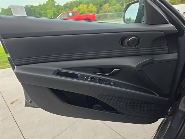 Hyundai Elantra Vehicle Full-screen Gallery Image 21