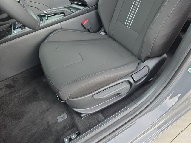 Hyundai Elantra Vehicle Full-screen Gallery Image 22