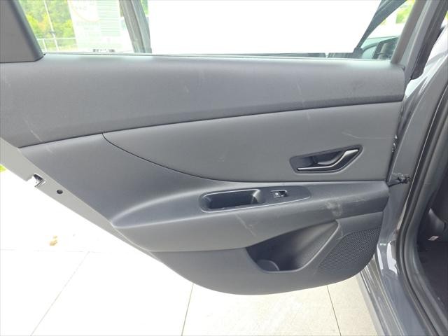 Hyundai Elantra Vehicle Full-screen Gallery Image 24