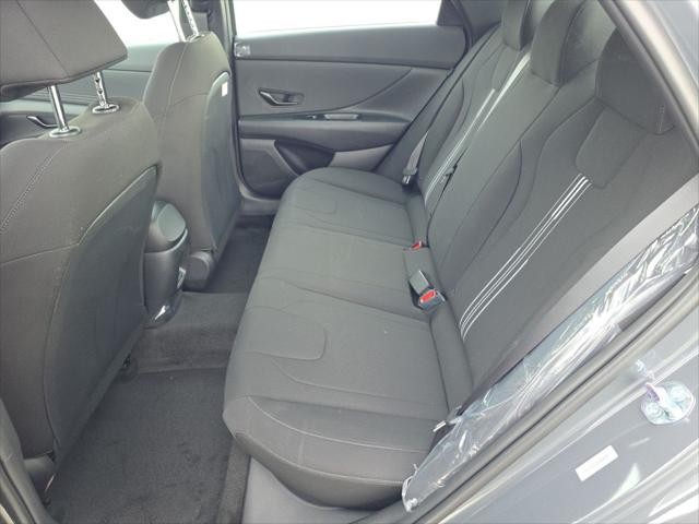 Hyundai Elantra Vehicle Full-screen Gallery Image 25