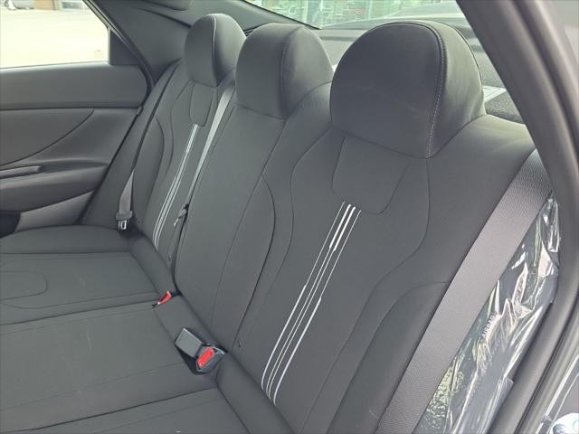 Hyundai Elantra Vehicle Full-screen Gallery Image 26