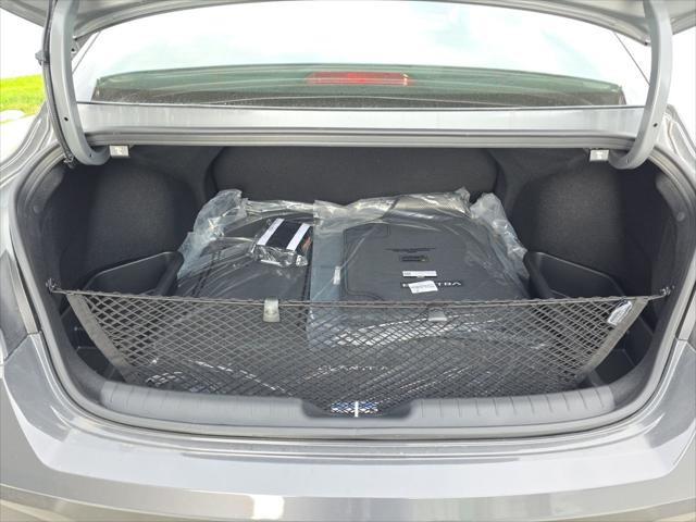 Hyundai Elantra Vehicle Full-screen Gallery Image 27