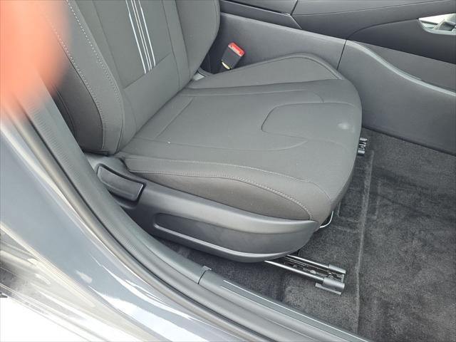 Hyundai Elantra Vehicle Full-screen Gallery Image 28