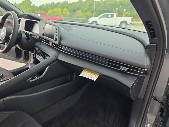 Hyundai Elantra Vehicle Full-screen Gallery Image 29