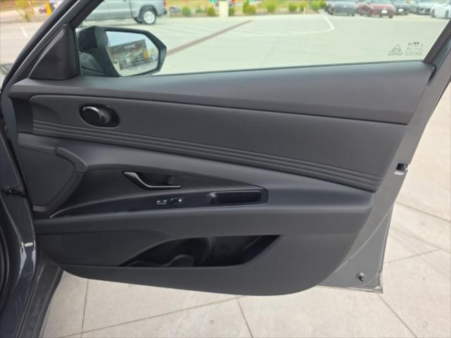 Hyundai Elantra Vehicle Full-screen Gallery Image 30