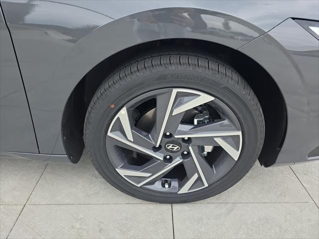 Hyundai Elantra Vehicle Full-screen Gallery Image 31