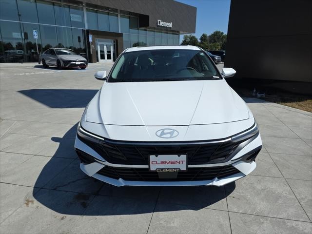 Hyundai Elantra Vehicle Full-screen Gallery Image 2