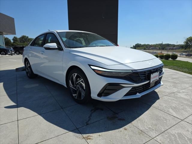 Hyundai Elantra Vehicle Full-screen Gallery Image 3