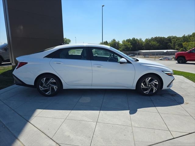 Hyundai Elantra Vehicle Full-screen Gallery Image 4