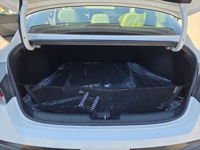 Hyundai Elantra Vehicle Full-screen Gallery Image 9