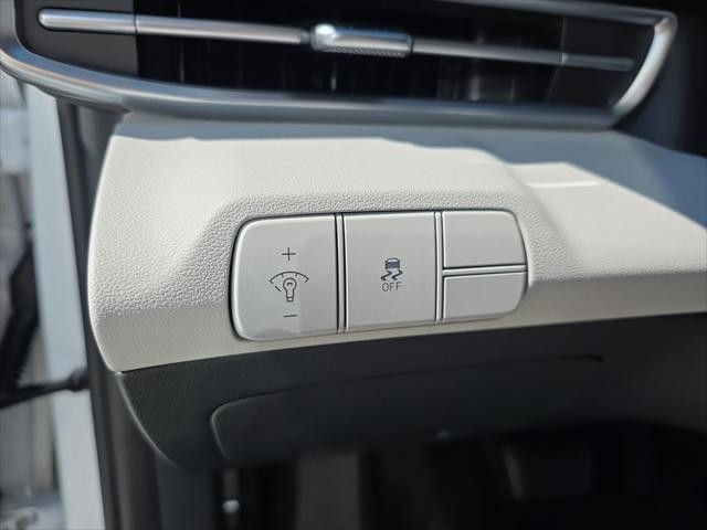 Hyundai Elantra Vehicle Full-screen Gallery Image 10