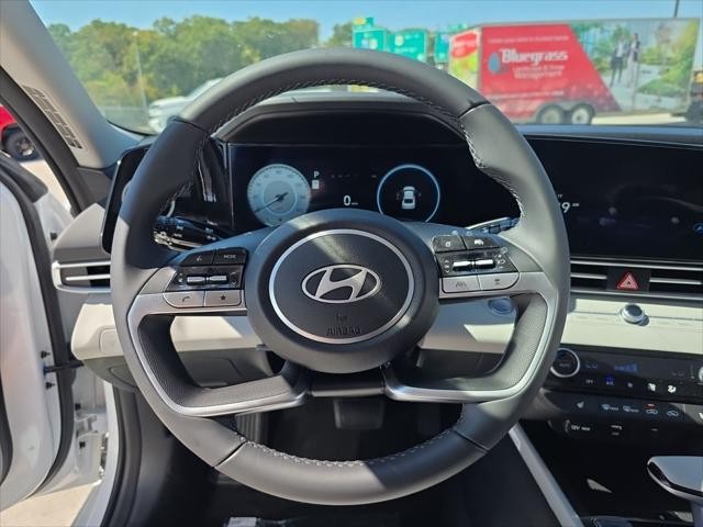 Hyundai Elantra Vehicle Full-screen Gallery Image 11