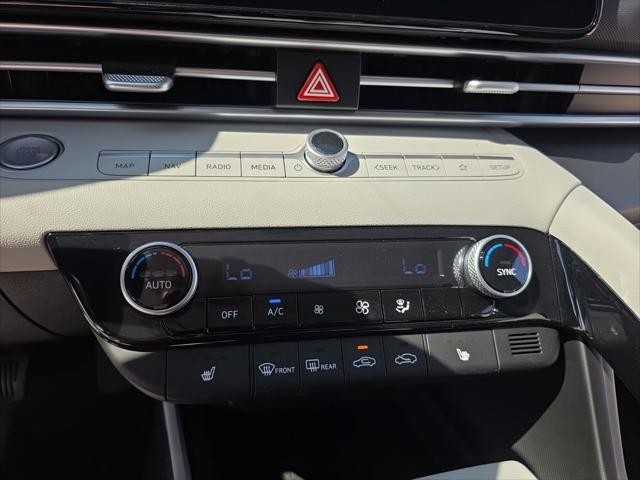 Hyundai Elantra Vehicle Full-screen Gallery Image 19