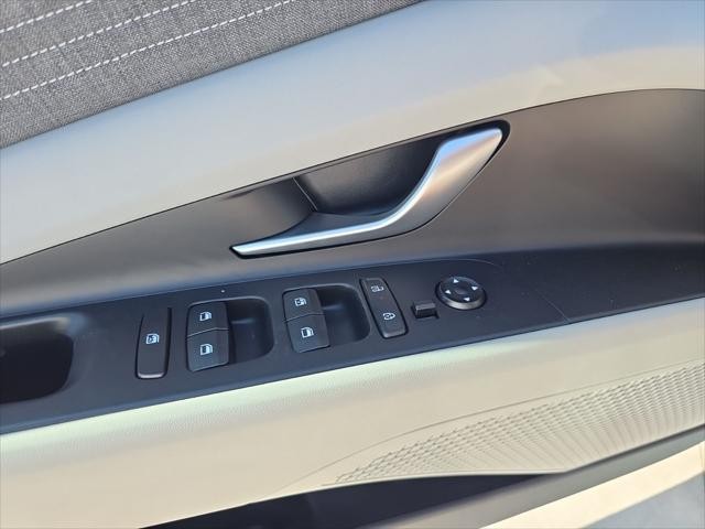 Hyundai Elantra Vehicle Full-screen Gallery Image 22