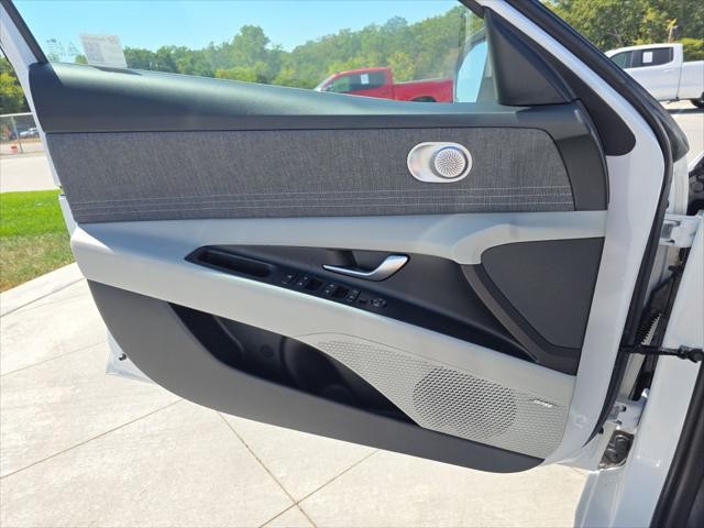 Hyundai Elantra Vehicle Full-screen Gallery Image 24