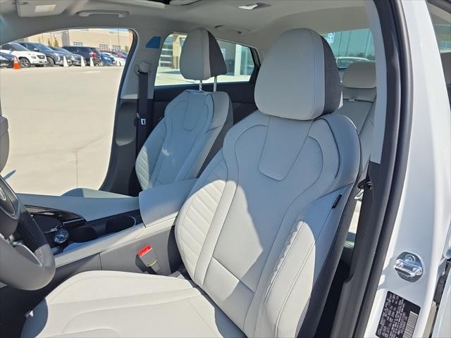 Hyundai Elantra Vehicle Full-screen Gallery Image 26