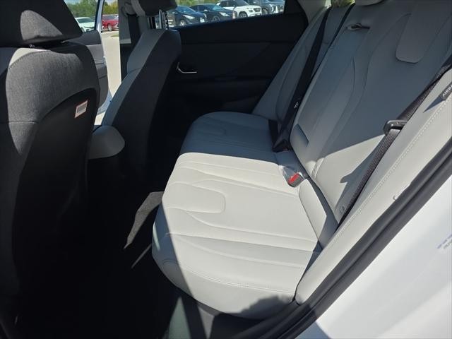 Hyundai Elantra Vehicle Full-screen Gallery Image 28