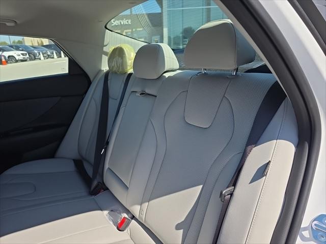 Hyundai Elantra Vehicle Full-screen Gallery Image 29