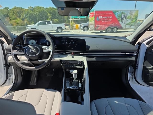 Hyundai Elantra Vehicle Full-screen Gallery Image 30