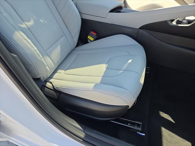 Hyundai Elantra Vehicle Full-screen Gallery Image 31