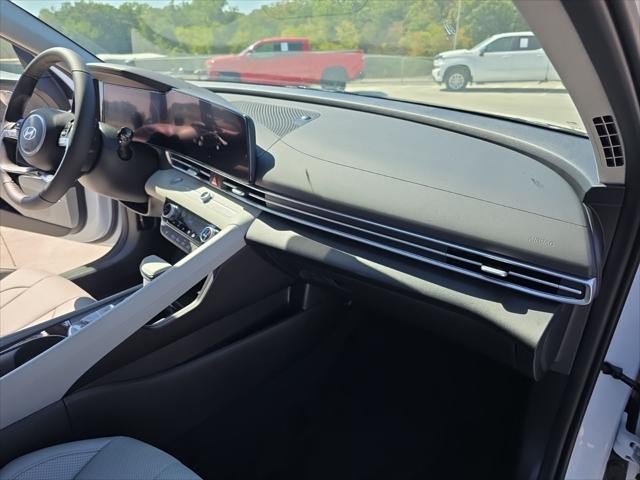 Hyundai Elantra Vehicle Full-screen Gallery Image 32