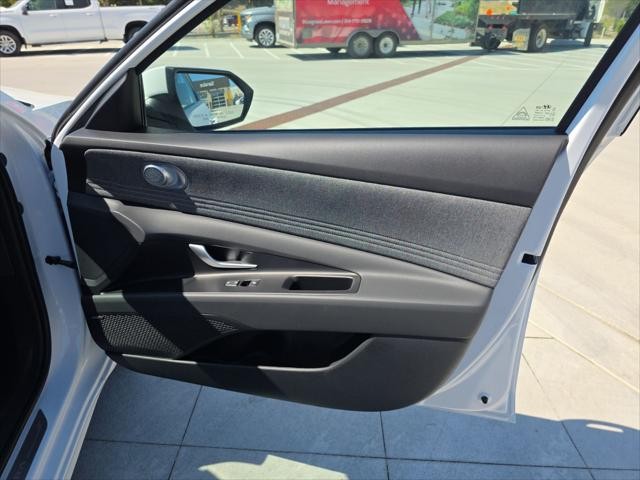 Hyundai Elantra Vehicle Full-screen Gallery Image 33