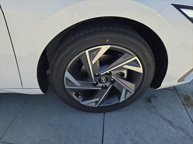 Hyundai Elantra Vehicle Full-screen Gallery Image 34