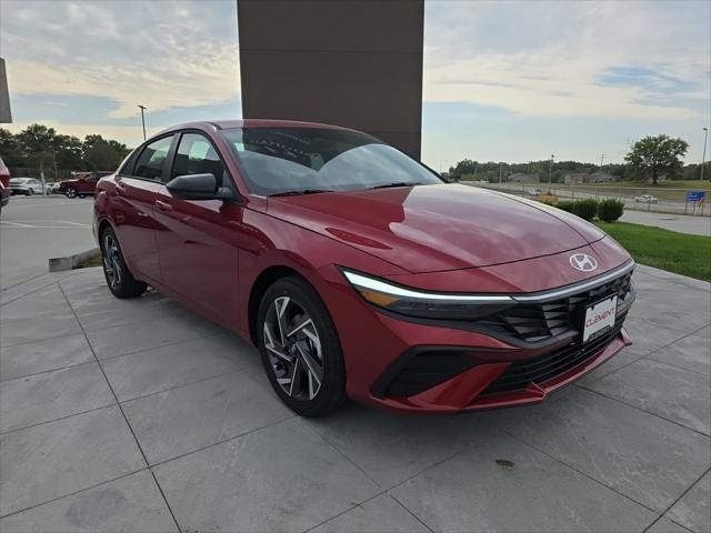 Hyundai Elantra Vehicle Full-screen Gallery Image 3