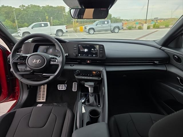 Hyundai Elantra Vehicle Full-screen Gallery Image 9