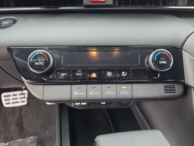 Hyundai Elantra Vehicle Full-screen Gallery Image 18