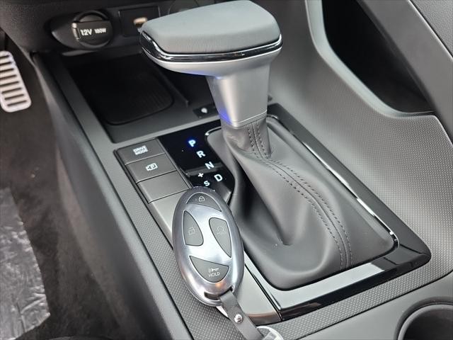 Hyundai Elantra Vehicle Full-screen Gallery Image 19