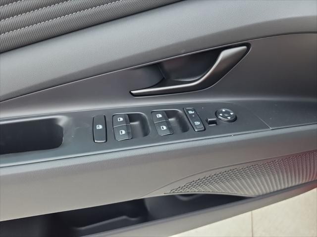 Hyundai Elantra Vehicle Full-screen Gallery Image 20