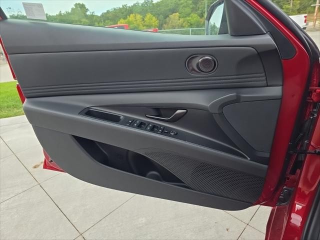 Hyundai Elantra Vehicle Full-screen Gallery Image 21