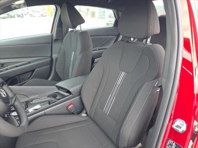 Hyundai Elantra Vehicle Full-screen Gallery Image 23