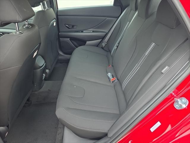 Hyundai Elantra Vehicle Full-screen Gallery Image 25