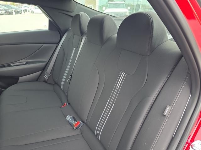 Hyundai Elantra Vehicle Full-screen Gallery Image 26