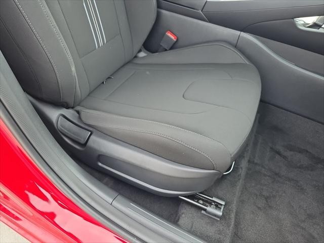 Hyundai Elantra Vehicle Full-screen Gallery Image 28