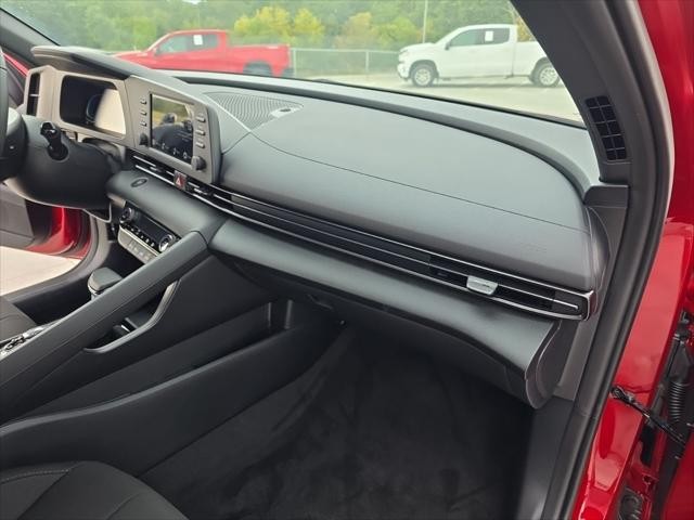 Hyundai Elantra Vehicle Full-screen Gallery Image 29