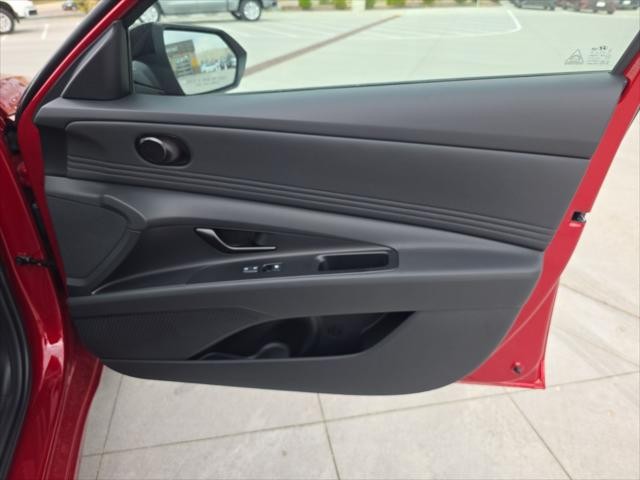 Hyundai Elantra Vehicle Full-screen Gallery Image 30