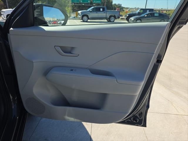 Hyundai Kona Vehicle Full-screen Gallery Image 30