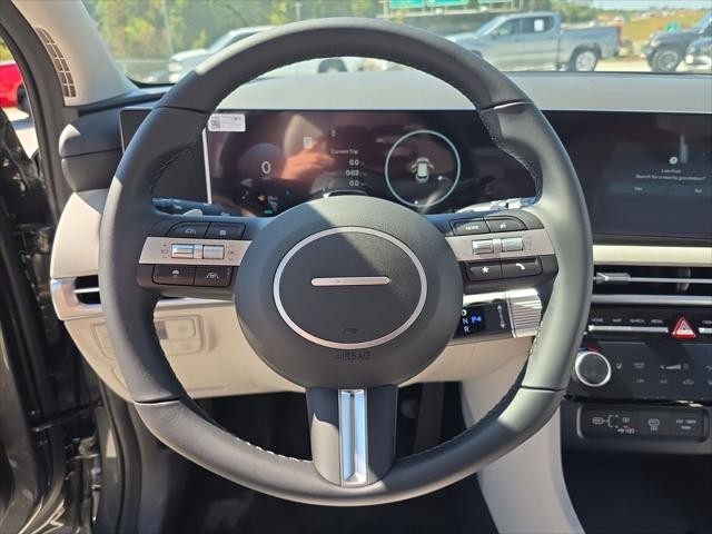 Hyundai Tucson Hybrid Vehicle Full-screen Gallery Image 12