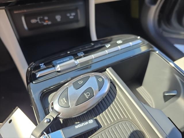 Hyundai Tucson Hybrid Vehicle Full-screen Gallery Image 20