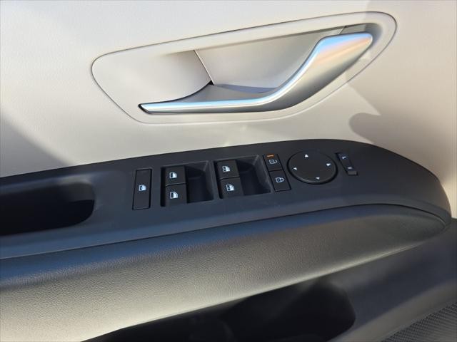 Hyundai Tucson Hybrid Vehicle Full-screen Gallery Image 22